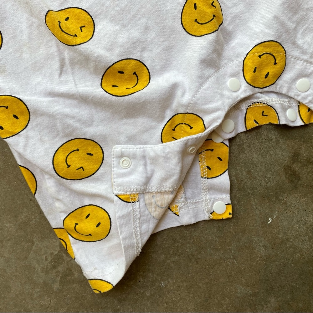 Smiley One Piece - Picture 2 of 3